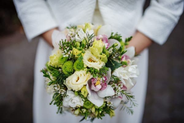 grün-weisse Blumen mit Orchideen und Blüten