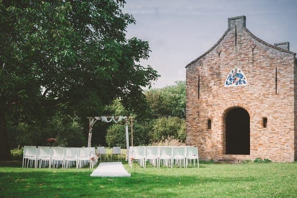 Eine Hochzeitslocation im Freien mit Stühlen für die Zeremonie; die Kosten für die Location-Miete beeinflussen massgeblich, wie viel eine Hochzeit kostet.