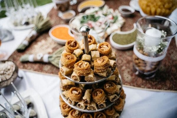 Etagenständer mit Baklava und kleinen Häppchen am Apéro-Buffet einer Hochzeit