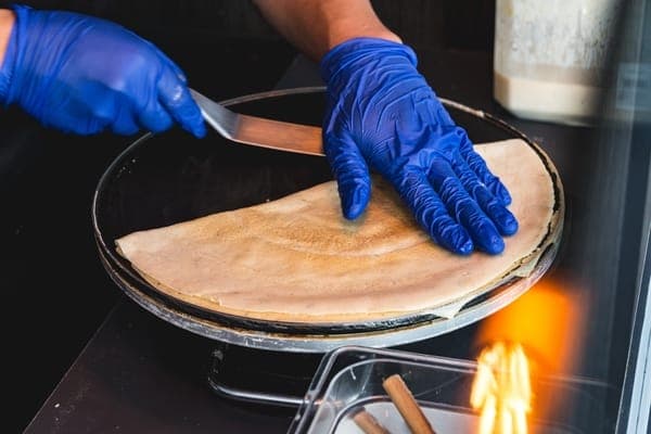 Date Ideen Basel im Winter: süsse Crêpes-Pause auf dem Weihnachtsmarkt – genussvolle Date Ideen im Winter.