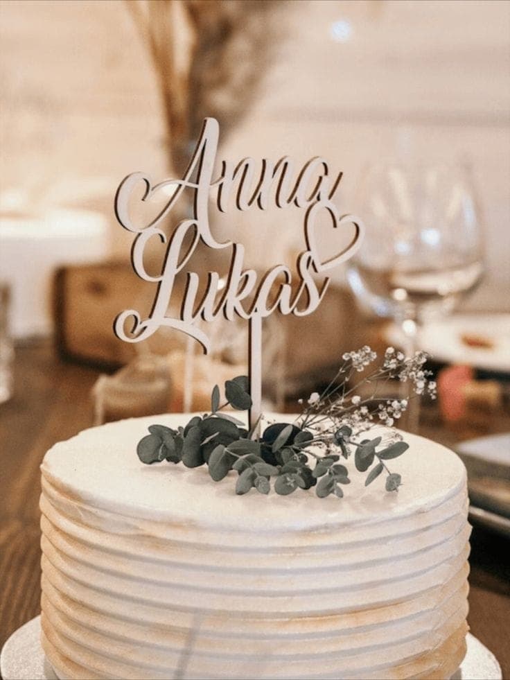 ein Cake Topper Hochzeit personalisiert mit den Namen „Anna & Lukas“ auf einer Torte