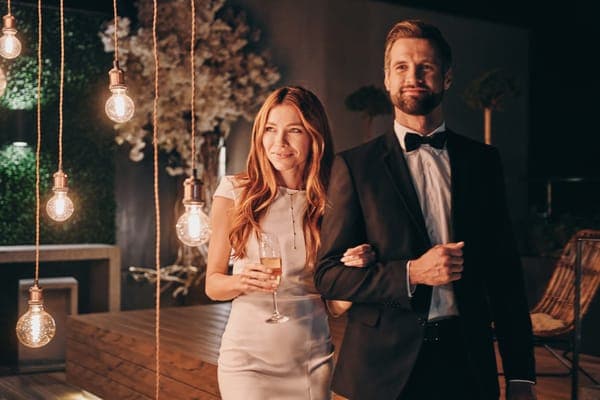 Ein elegantes Paar bei einer Abendveranstaltung, eine wunderbare Inspiration für eine Feier zum kupferne hochzeit 7 Hochzeitstag.
