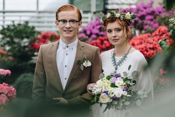 Ein Hochzeitspaar, dessen gemeinsamer Weg nach sieben Jahren zur Kupfernen Hochzeit führt.
