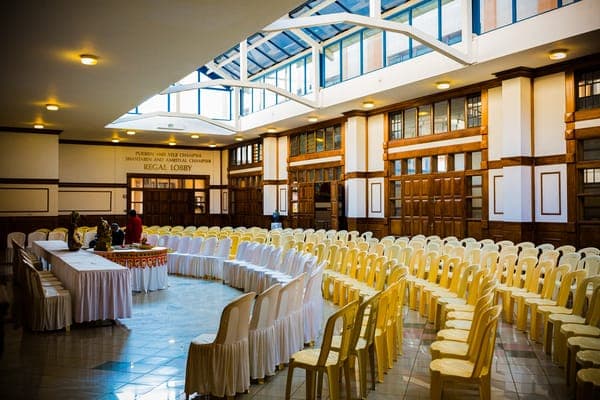 Eine halbrunde Hochzeit Sitzordnung in einem grossen Saal, die allen Gästen eine gute Sicht auf die Zeremonie ermöglicht.