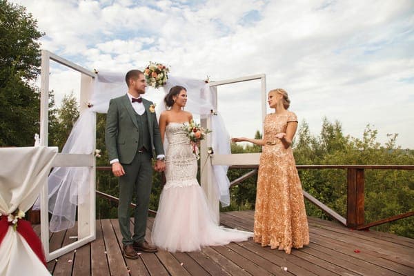 Eine Trauungszeremonie, der Beginn einer Ehe, die am kupferne hochzeit 7 Hochzeitstag einen wichtigen Meilenstein feiert.