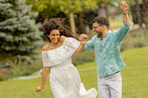 Fröhliches Paar tanzt draussen – petersilienhochzeit im Boho-Stil