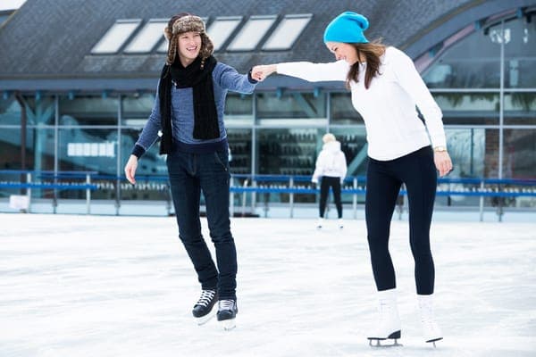 Sportliche Date Ideen im Winter: Eislaufen zu zweit auf dem Stadt-Eisfeld – perfekt für Zürich, Basel oder Bern.