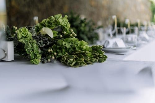 Tischdekoration mit Petersilienstrauss – natürliche Deko für die petersilienhochzeit