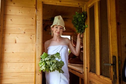 Wellness-Moment mit Kräuterbündel – entspannte petersilienhochzeit Idee