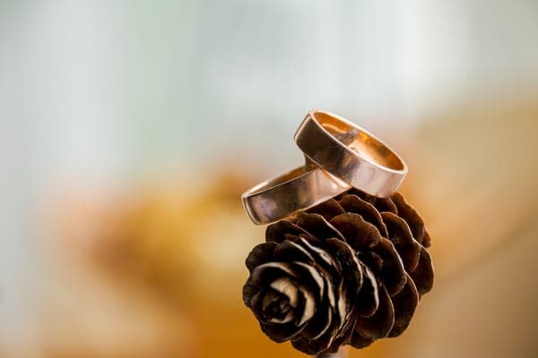 Zwei Eheringe, die das unzerbrechliche Band symbolisieren, das bei der Kupfernen Hochzeit nach sieben Jahren gefeiert wird.