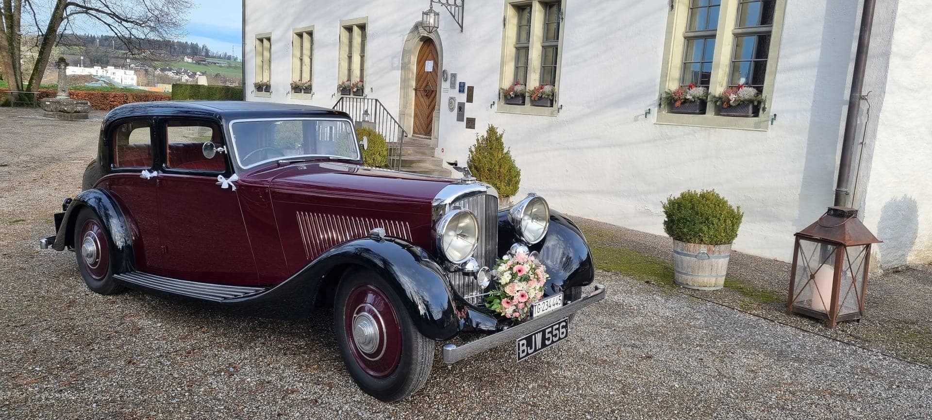 Elegante Hochzeitsfahrt im Bentley Derby 1933