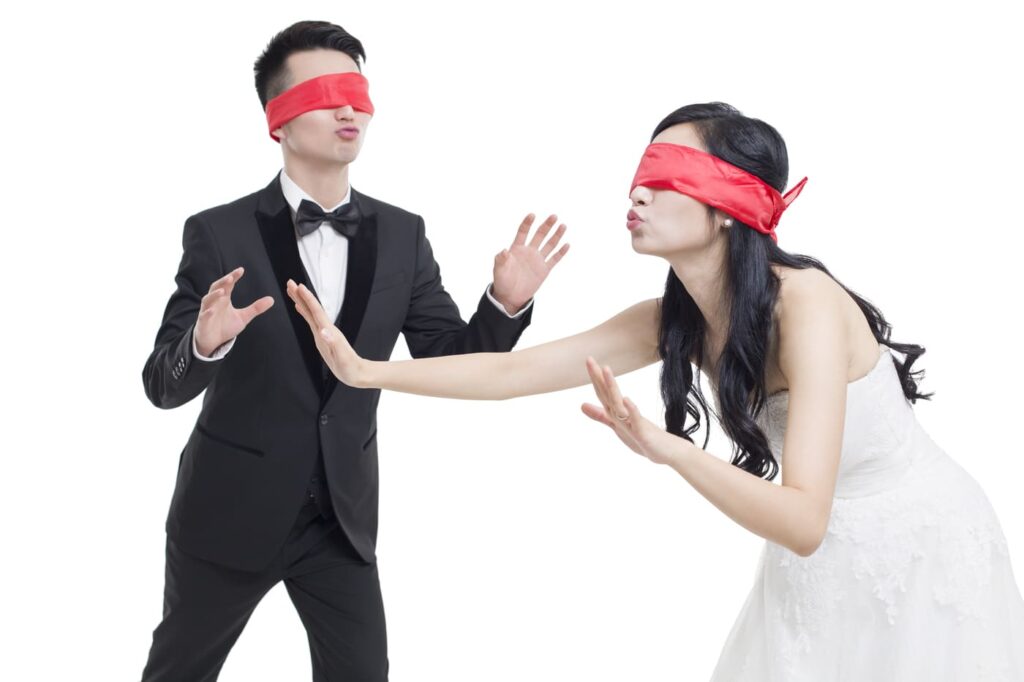 Hochzeitsspiele für Gäste: Kreative Ideen für Ihre Traumhochzeit Unterhaltung Hochzeit, Hochzeitsblog Braut und Bräutigam tasten mit verbundenen Augen nach einander, ein klassisches und lustiges Hochzeitsspiel für das Brautpaar.