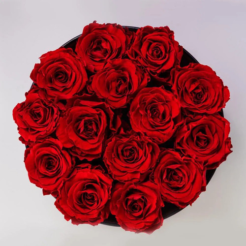 Rosenhochzeit: Die wundervolle Bedeutung und die schönsten Ideen zum 10. Hochzeitstag Hochzeitsjubiläen, Hochzeitsblog Eine moderne Rosenbox mit leuchtend roten Rosen von oben gesehen – eine stilvolle Geschenkidee und wunderschöne Überraschung, wenn man zur rosenhochzeit gratuliert.