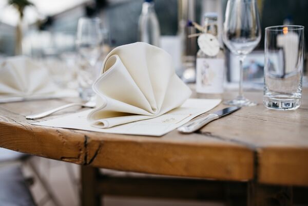 Servietten falten Hochzeit: Der ultimative Guide mit 11 zauberhaften Faltanleitungen DIY Hochzeit, Hochzeitsblog Ein klassischer Fächer aus einer weißen Stoffserviette, eine der beliebtesten stehenden Faltungen für das Servietten falten zur Hochzeit.