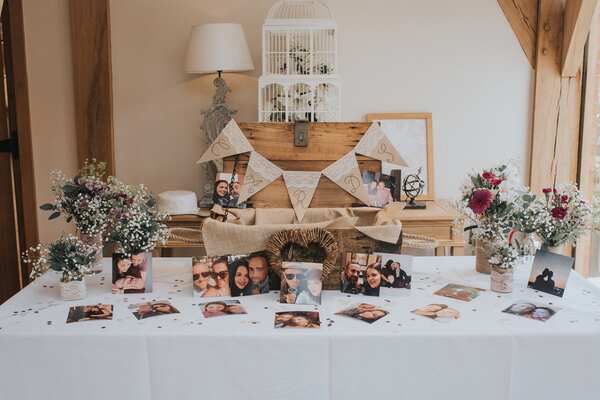 Ein liebevoll dekorierter Geschenketisch, der Inspiration für ein besonderes und persönliches Geschenk für die Ehefrau zum Geburtstag oder Jahrestag bietet.