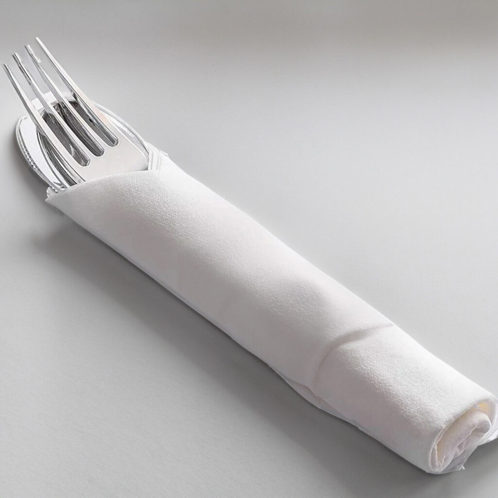 Servietten falten Hochzeit: Der ultimative Guide mit 11 zauberhaften Faltanleitungen DIY Hochzeit, Hochzeitsblog Besteckrolle: Gabel und Löffel in weisser Serviette eingerollt