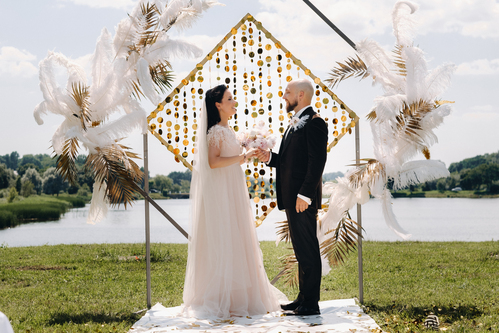 Ein Brautpaar gibt sich das Ja-Wort, der Beginn einer gemeinsamen Reise, die nach 15 Jahren zur kristallhochzeit führt.