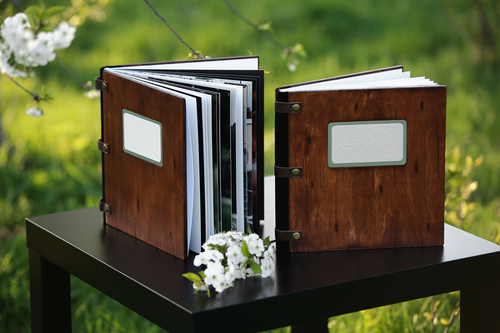 Gästebucheintrag Hochzeit: Der ultimative Guide für unvergessliche Glückwünsche Hochzeitswünsche, Hochzeitsblog Zwei rustikale Gästebücher mit Holzeinband, eine stilvolle Wahl für den gästebucheintrag hochzeit auf einer Naturhochzeit.