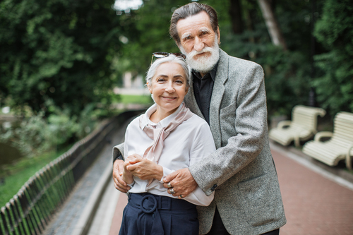 Steinerne Hochzeit: Alles, was du über das seltene 67,5-jährige Ehejubiläum wissen musst Hochzeitsjubiläen, Hochzeitsblog Glückliches älteres Paar lächelt in die Kamera und verkörpert die Freude und das Erreichte einer Ehe, die die Steinerne Hochzeit feiert.