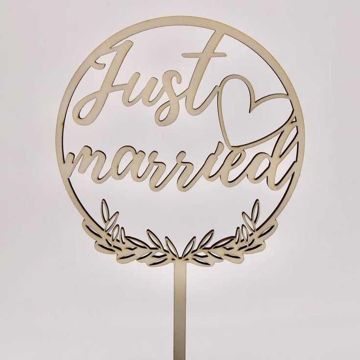 Cake Topper Hochzeit personalisiert: So gestaltest du deine Torte mit eurer Liebesgeschichte Hochzeitsplanung, Hochzeitsblog ein runder Topper mit dem Schriftzug „Just married“ für den perfekten Hochzeit Cake.