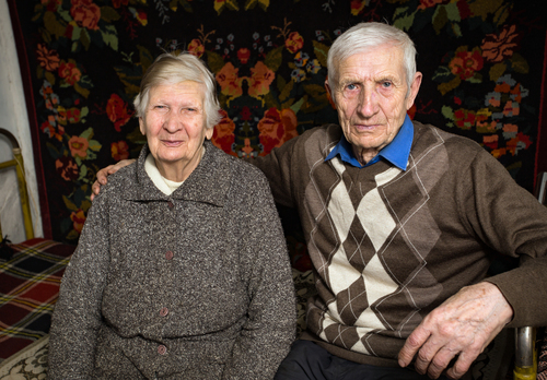 Steinerne Hochzeit: Alles, was du über das seltene 67,5-jährige Ehejubiläum wissen musst Hochzeitsjubiläen, Hochzeitsblog Ein sehr altes Jubelpaar sitzt eng beieinander und symbolisiert die tiefe, unerschütterliche Verbundenheit nach über 67 Ehejahren zur Steinernen Hochzeit.