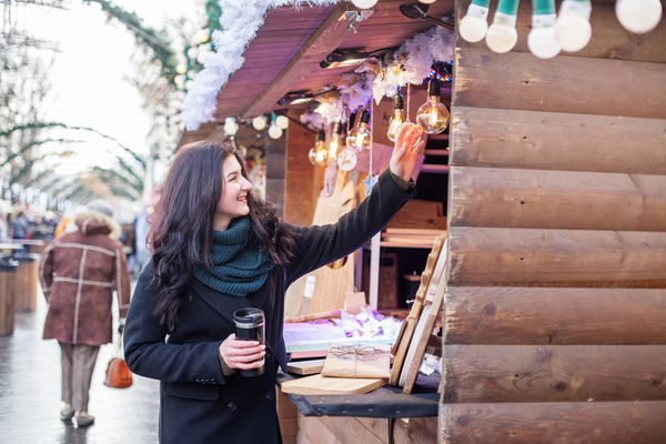 Date Ideen im Winter: romantischer Weihnachtsmarkt-Bummel mit heissem Punsch in der Schweiz.