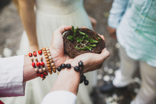 petersilienhochzeit Ritual – Hände halten ein Kräuter-Nest als symbolische Gabe