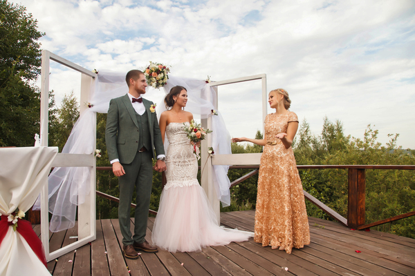 Eine Trauungszeremonie, der Beginn einer Ehe, die am kupferne hochzeit 7 Hochzeitstag einen wichtigen Meilenstein feiert.