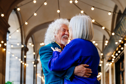 Gnadenhochzeit: Dein unvergesslicher Guide für den 70. Hochzeitstag Hochzeitsjubiläen, Hochzeitsblog Älteres Ehepaar tanzt innig und glücklich bei einer Feier, symbolisch für die Freude einer gnadenhochzeit.