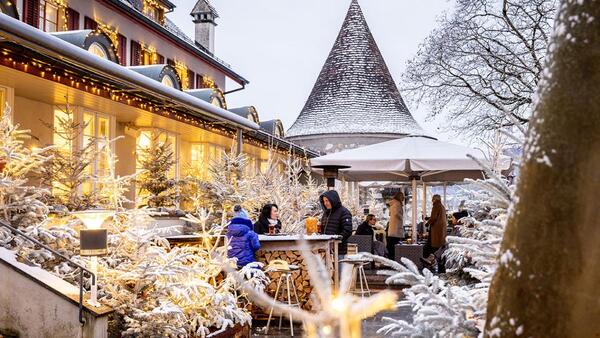 Date Ideen im Winter – der umfassende Guide für unvergessliche Dates in der Schweiz Paare, Hochzeitsblog Date Ideen Zürich Winter: stimmungsvolle Terrasse im Schnee mit Lichterzauber – Fondue oder Heissgetränke zu zweit