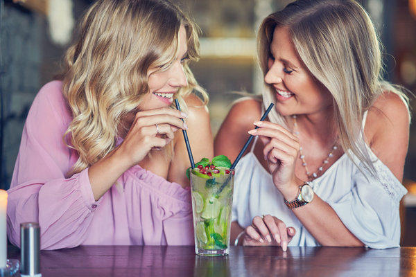 Willst du meine Trauzeugin sein: Der ultimative Guide für die schönste Frage an deine beste Freundin Hochzeitsplanung, Hochzeitsblog Zwei Freundinnen im vertrauten Gespräch bei einem Getränk – eine ideale, persönliche Atmosphäre für die Herzensfrage: „Willst du meine Trauzeugin sein?“.